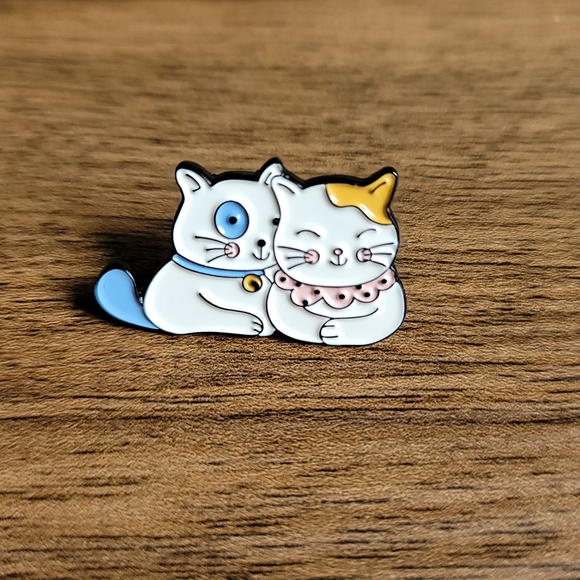 Jewelry - Two Cats Cuddling Enamel Pin